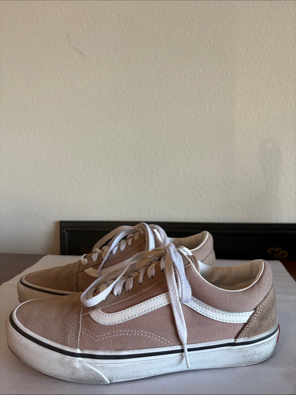 Vans Beige and White Sneakers.8.0 Men's
9.5 Women's